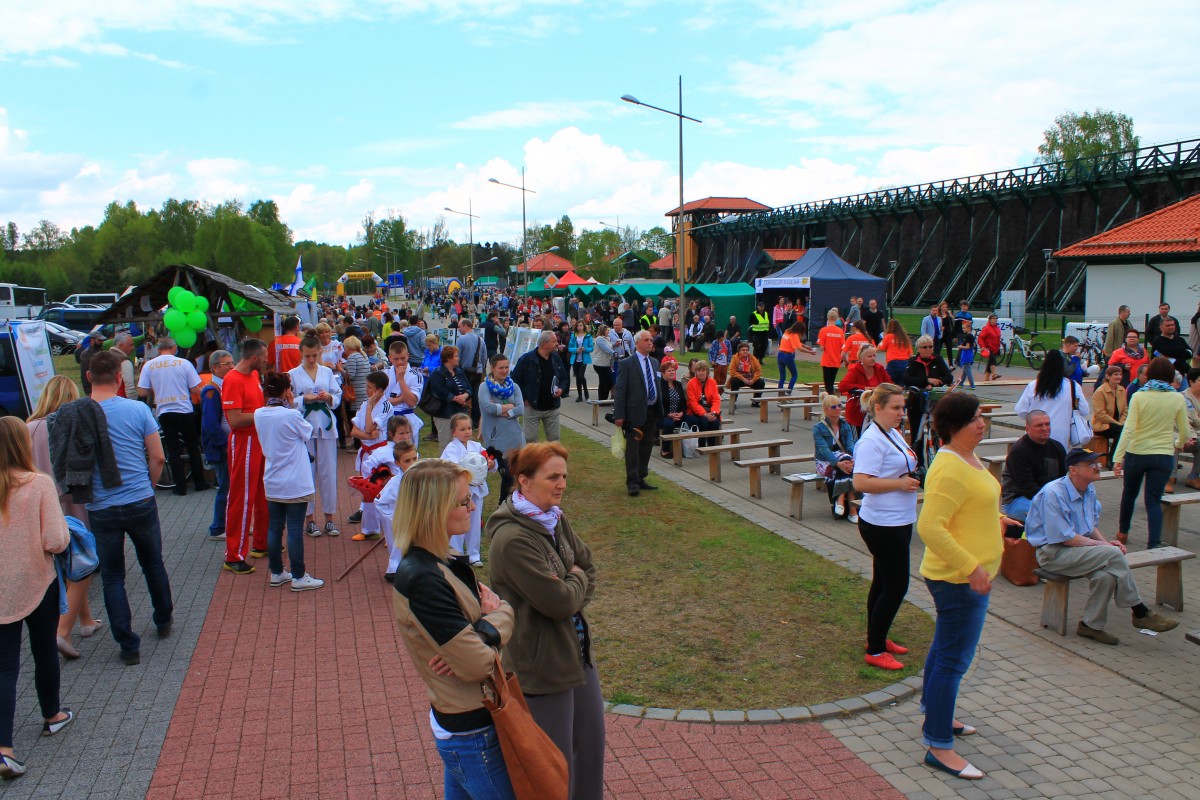 Widok na Promenadę Zdrojową ze straganami