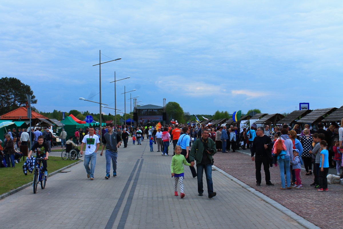 Widok na Promenadę Zdrojową ze straganami